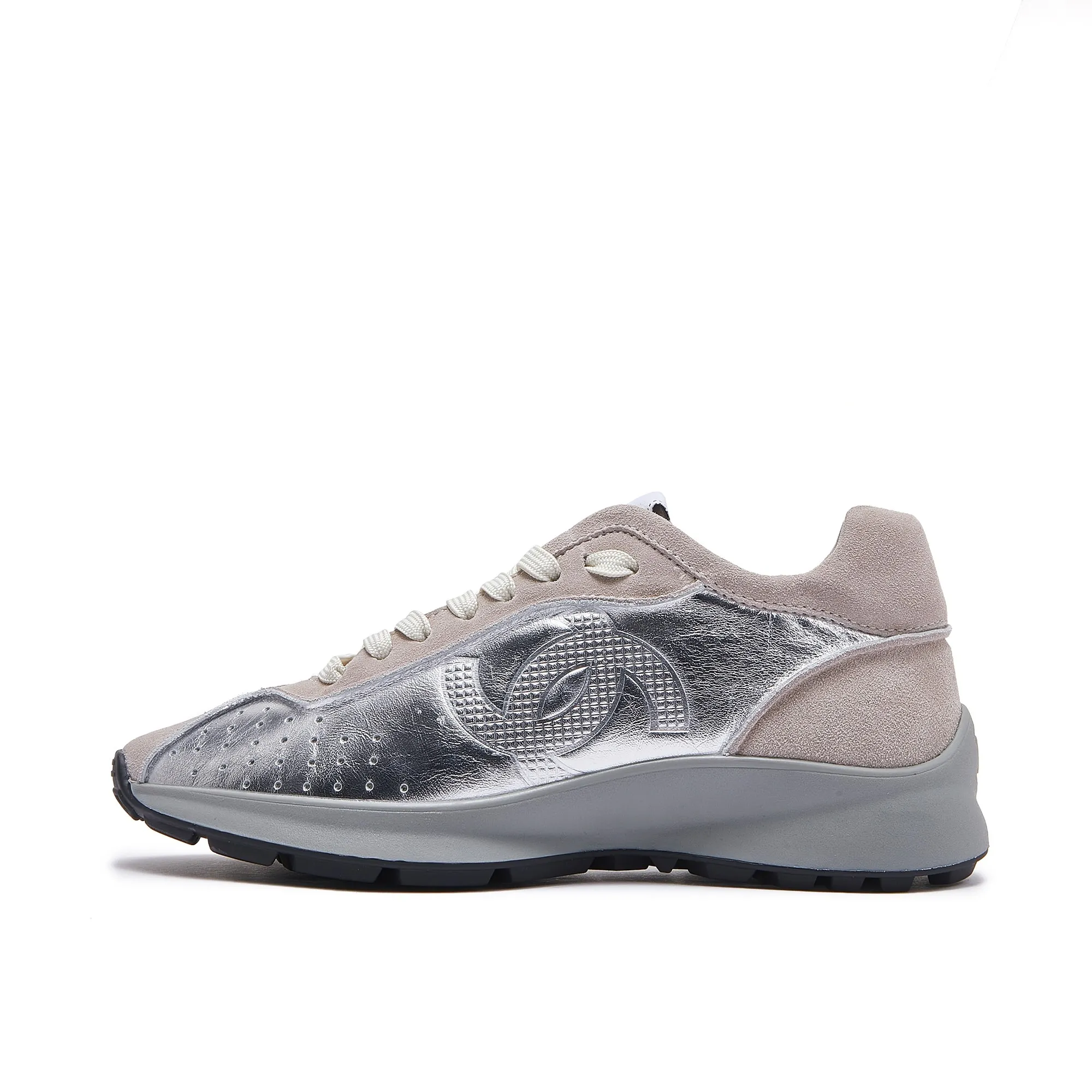 👟👟Ex-factory price 560👟👟 Chanel Grandma 2024 counter top casual sports shoes This classic design; the upper is electro-embroidered with a variety of techniques; the outsole is fashionable and sporty; it is unusual to incorporate a variety of color matching elements... The diversified mix and match is very good-looking and versatile, casual, fashionable, sports and outdoor can be taken into account... ꫛꫀꪝ Go➫ Material: ❶Upper is made of: Original imported high silk cow suede + small fragrance fabric ❷Inner lining: original imported breathable sheepskin lining ❸Outsole based on: original TPU combination outsole Special counter boutique packaging complete set for women 35–41